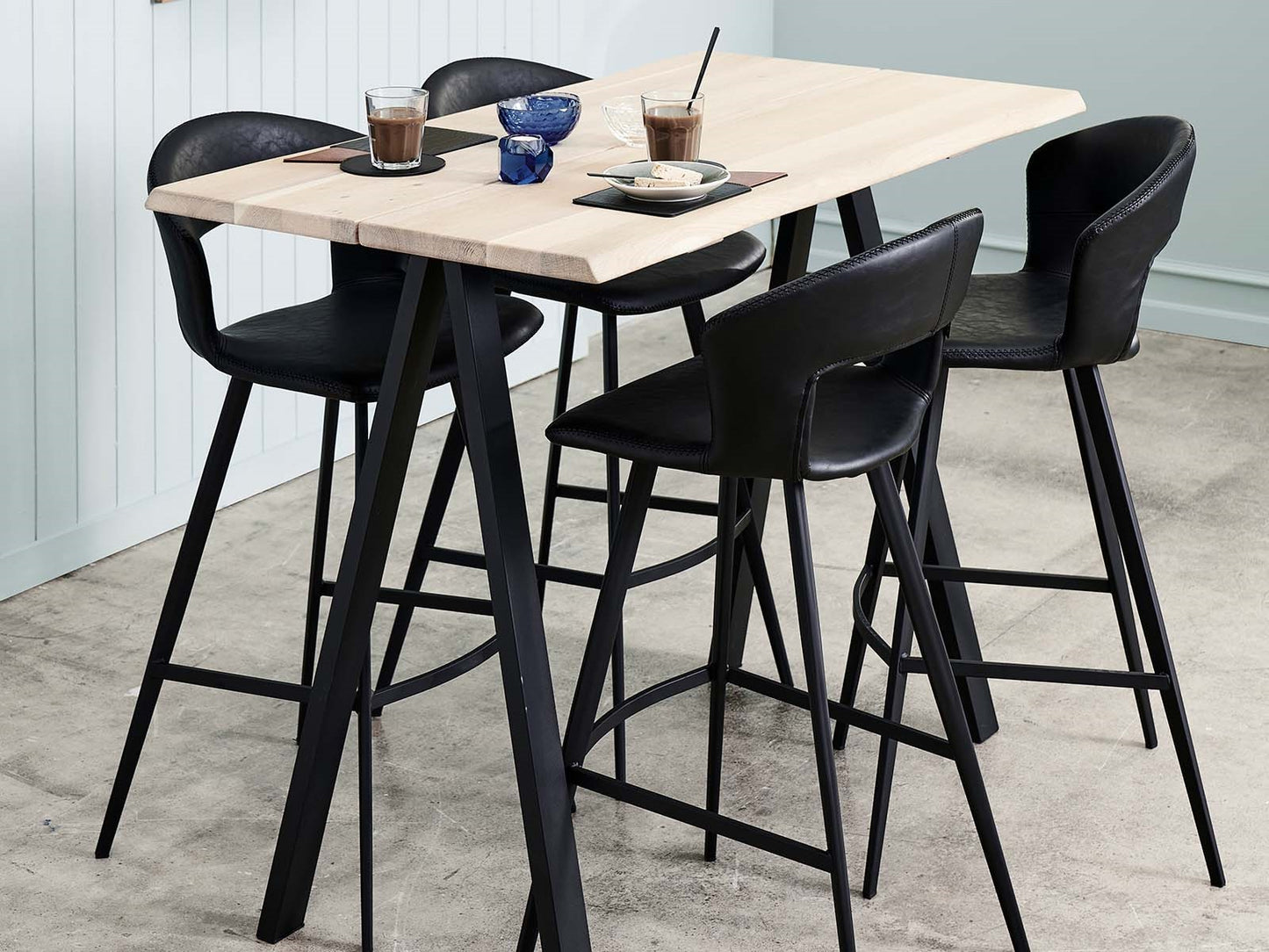 2 stk. Tora Barstole "høj model", sort kunstlæder, sort metal ben.