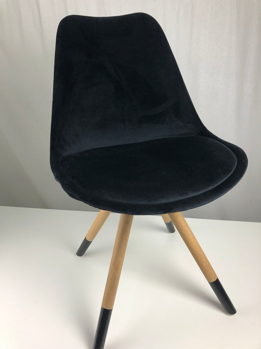 1 stk. Stol i sort velour, ben i ubehandlet eg