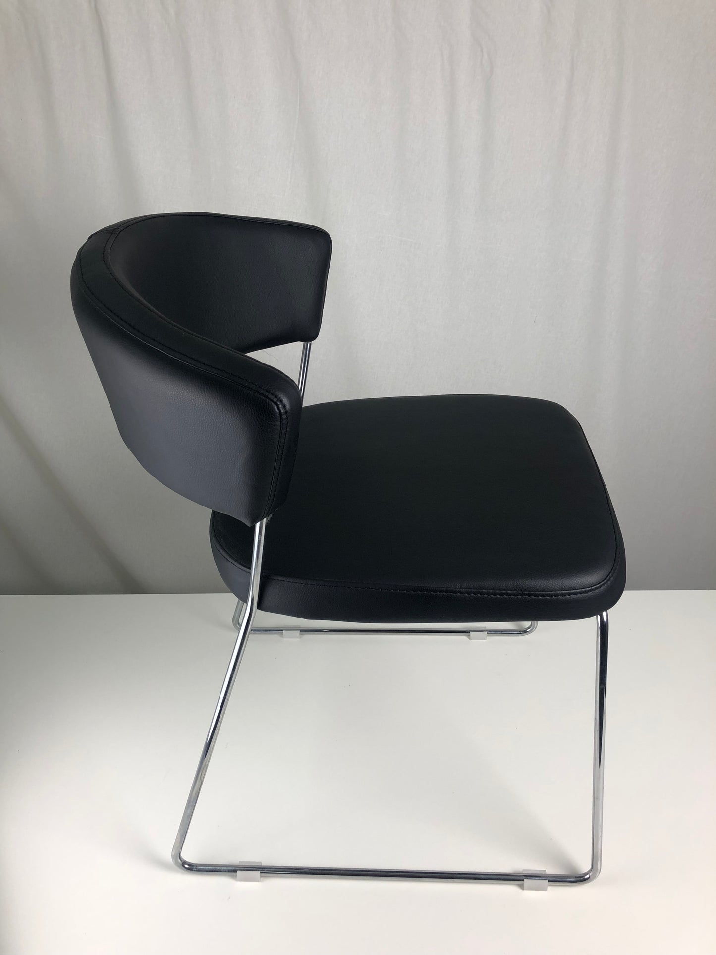 1 stk. Stol med sort kunst læder, metal stel