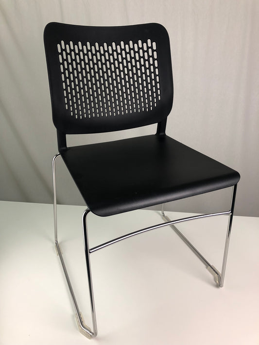 1 stk. Spisebordsstol, ryg og sæde i sort plast, metal ben