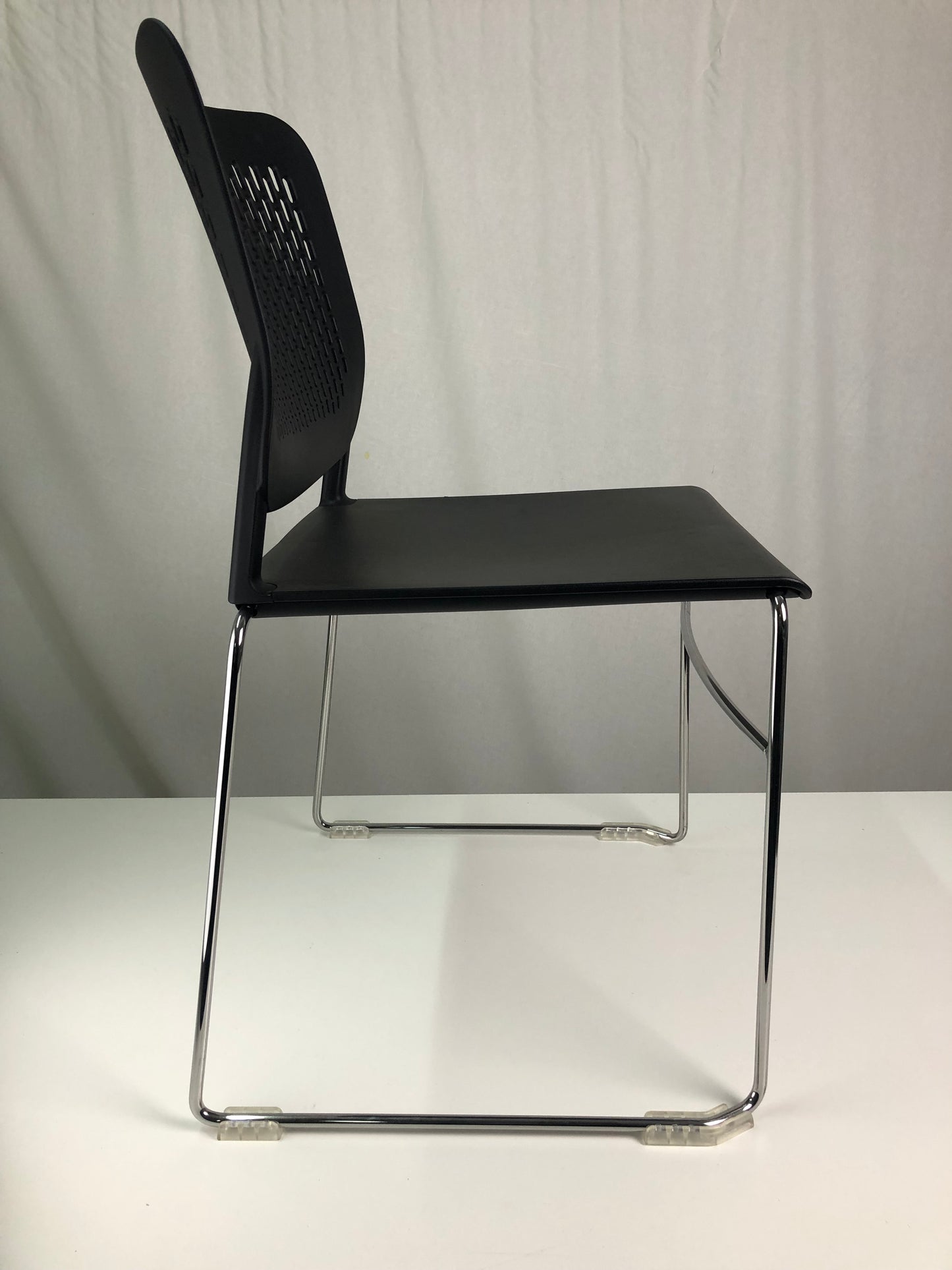 1 stk. Spisebordsstol, ryg og sæde i sort plast, metal ben