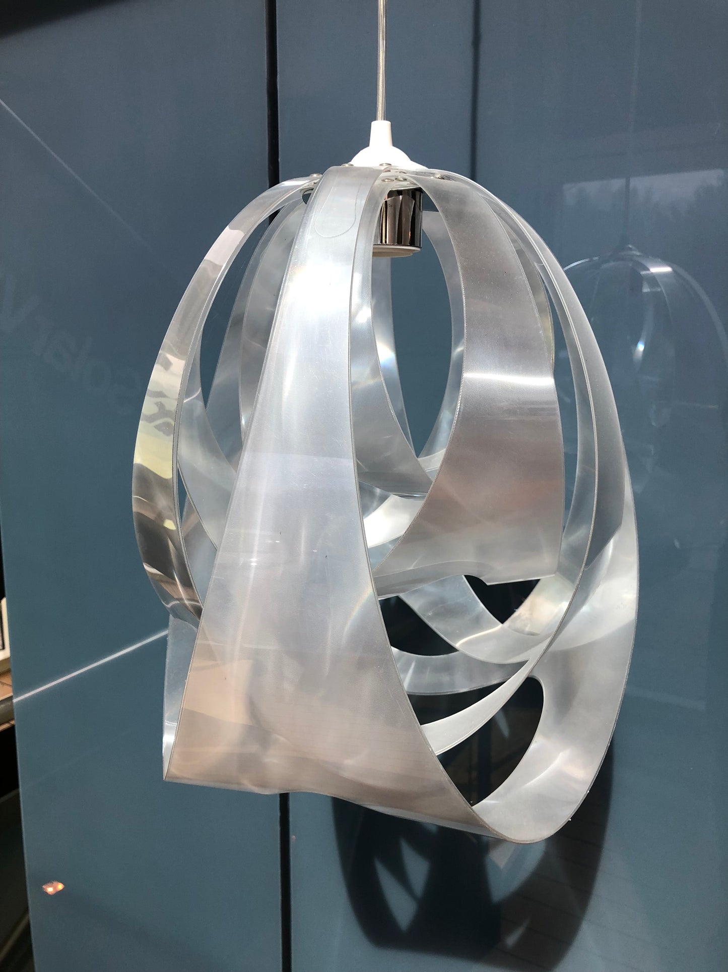 1 stk. Lampe, grå plast, med fatning og ledning