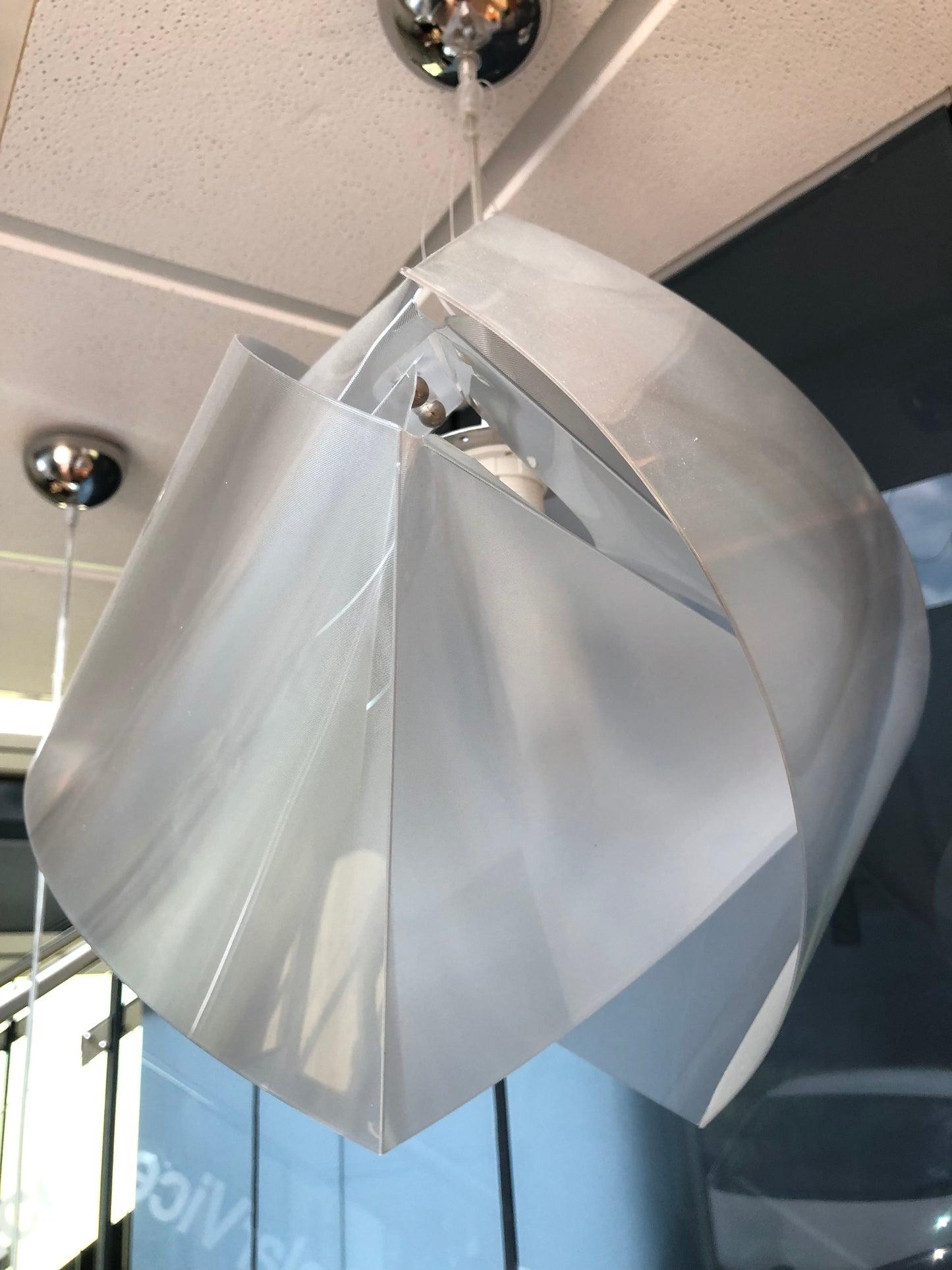 1 stk. Lampe, grå plast, med fatning og ledning.