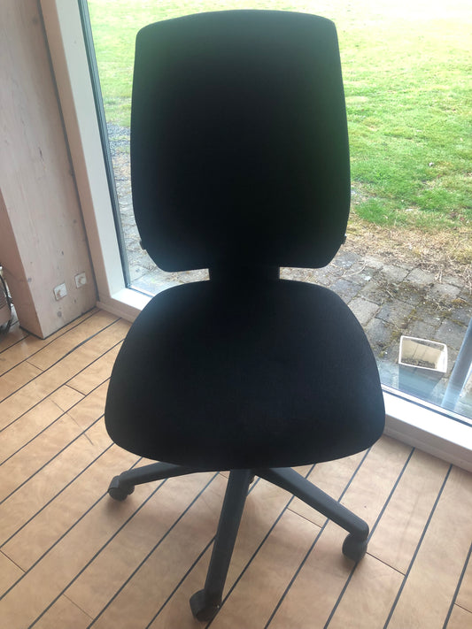 1 stk. Kontorstol, sort stof, sort stel og hjul
