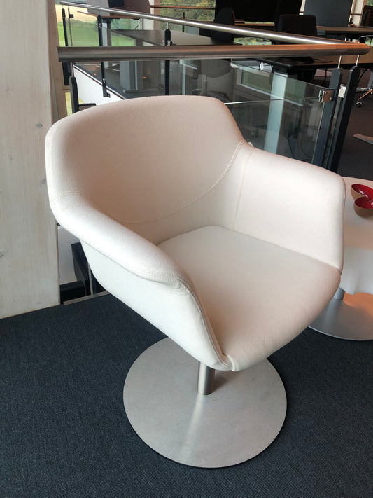1 stk. Loungestol, drejesokkel i metal, hvidt stof.