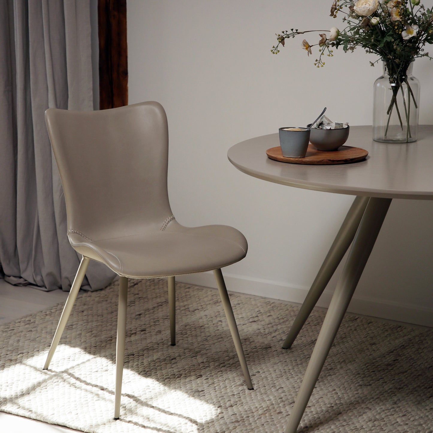 2 stk. MEDUSA Stole, lys beige kunstlæder, ben lys beige.