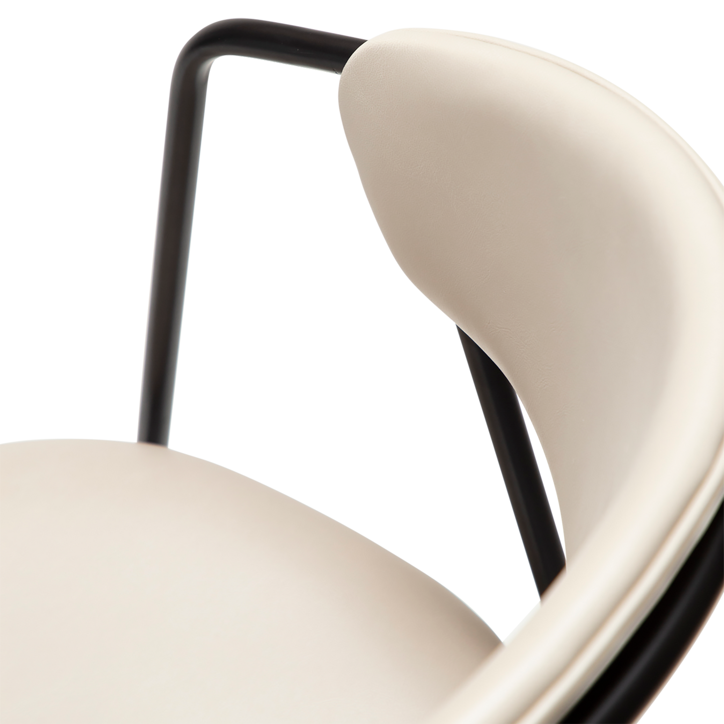 2 stk. SWELL Spisebordsstole, lys beige kunstlæder, sorte metal ben.