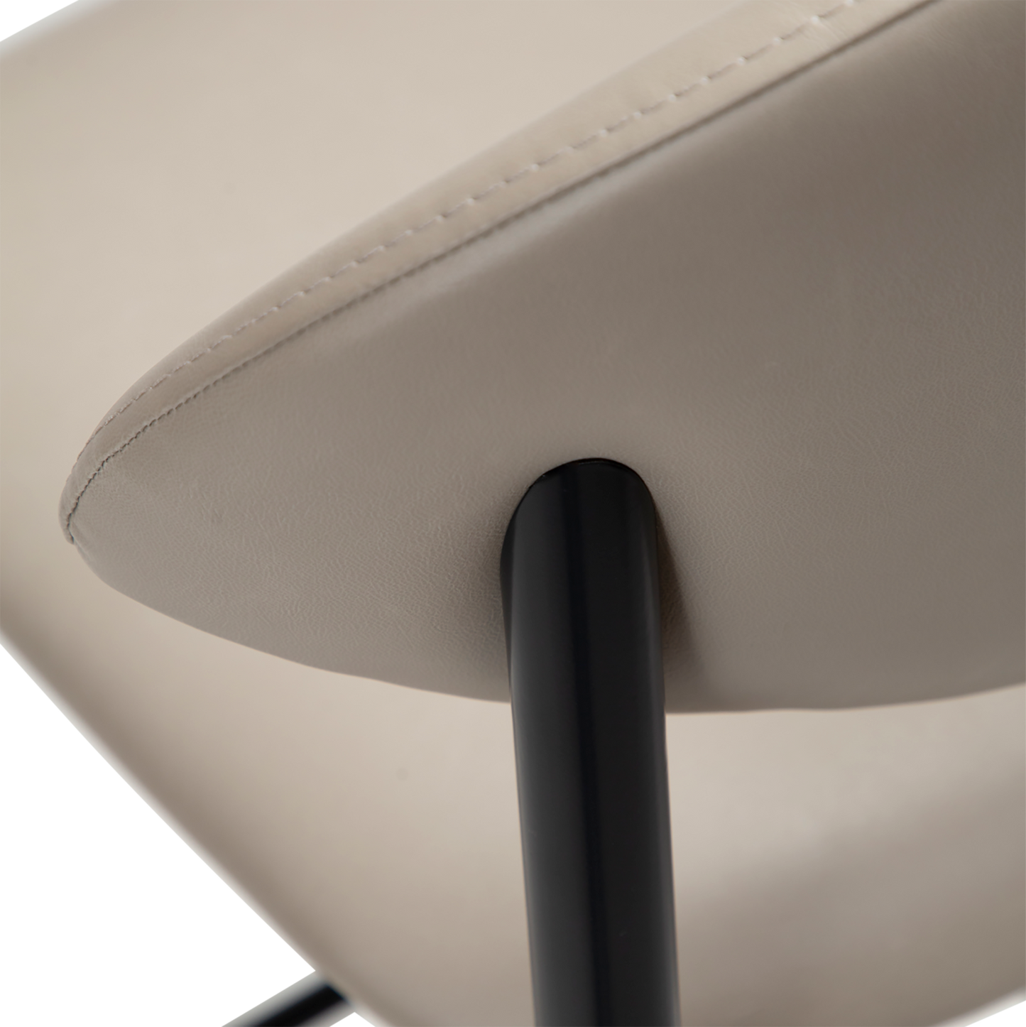 2 stk. TUSH Barstole, beige/grå kunstlæder, sorte metal ben.